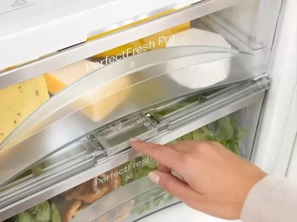 Встраиваемый холодильник Miele KFN37692iDE с витрины новый купить в Москве
