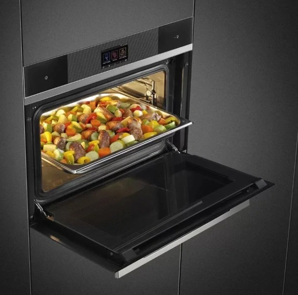 Компактный духовой шкаф с пароваркой Smeg SF4104WVCPN купить в Москве
